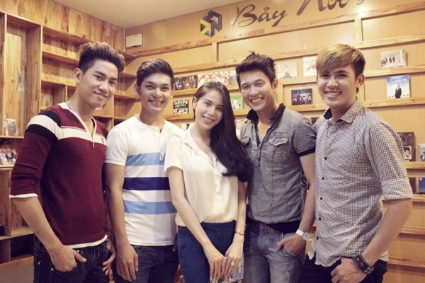 Thủy Ti&ecirc;n xinh đẹp v&agrave;o ph&ograve;ng thu c&ugrave;ng V.Music 4