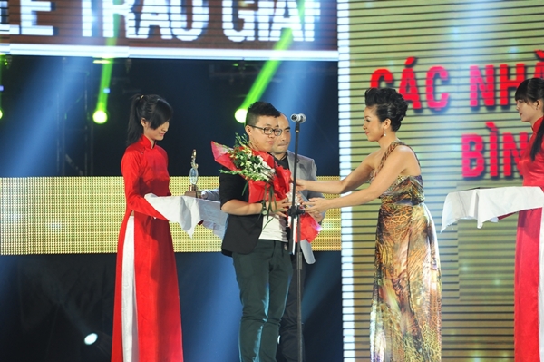 Mỹ Tâm rạng rỡ trong lần đầu biểu diễn hit mới 18