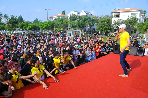 Đinh Hương, Trấn Thành "quậy" tưng sân khấu giữa trời nắng nóng 2