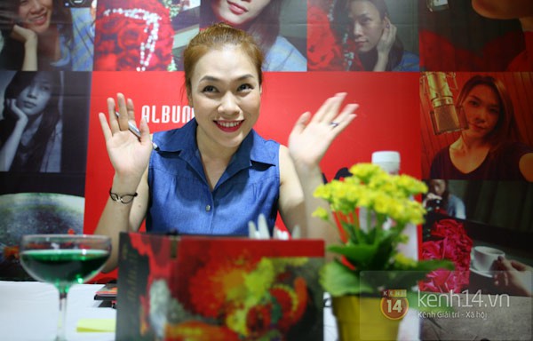 Fan "vây" mua album và xin chữ ký của Mỹ Tâm 8