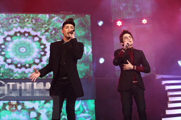 Sao nữ Vpop đua nhau khoe ch&acirc;n thon 24