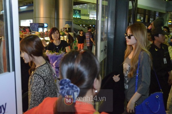 Jiyeon (T-ara) diện đồ fan Việt tặng ra sân bay về Hàn 1