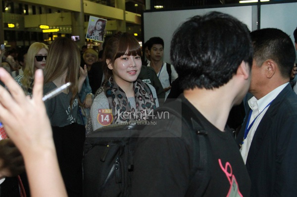Jiyeon (T-ara) diện đồ fan Việt tặng ra sân bay về Hàn 6