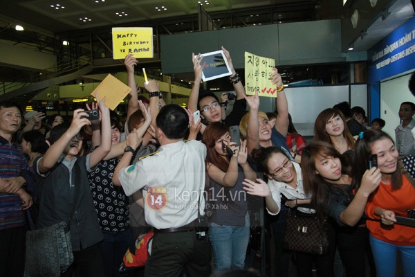 Jiyeon (T-ara) diện đồ fan Việt tặng ra sân bay về Hàn 14