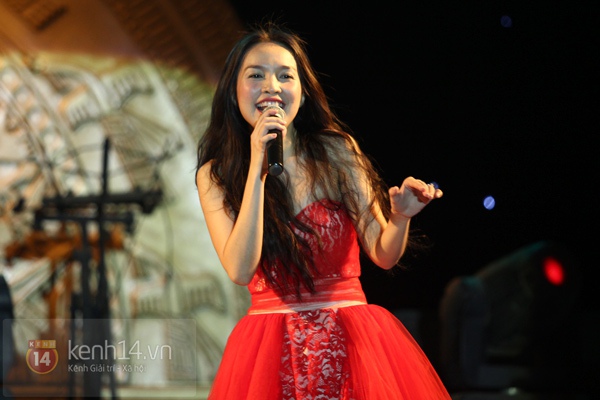 Lâm Chi Khanh, Hương Giang Idol đối lập trên sân khấu 8