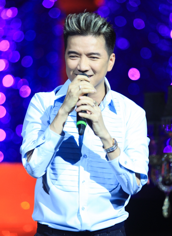 Văn Mai Hương tươi tắn sau nghi án dao kéo cằm 19