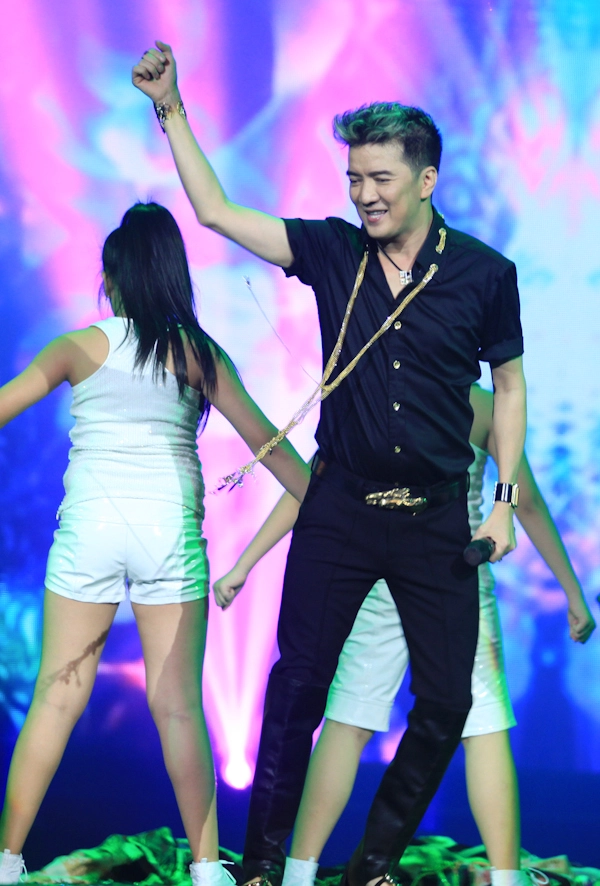 Văn Mai Hương tươi tắn sau nghi án dao kéo cằm 29