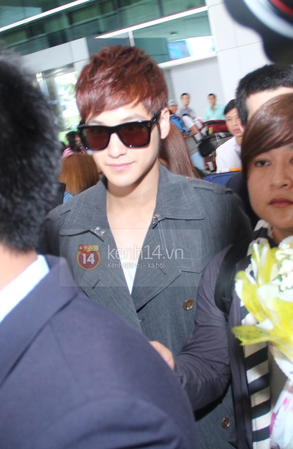 Kim Bum tươi như hoa bắt tay fan Việt khi đến Sài Gòn 5