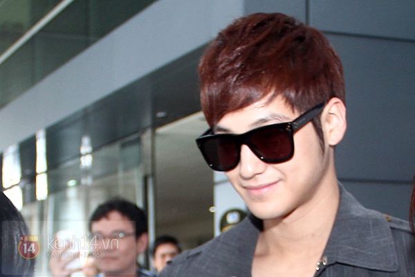 Kim Bum tươi như hoa bắt tay fan Việt khi đến Sài Gòn 6