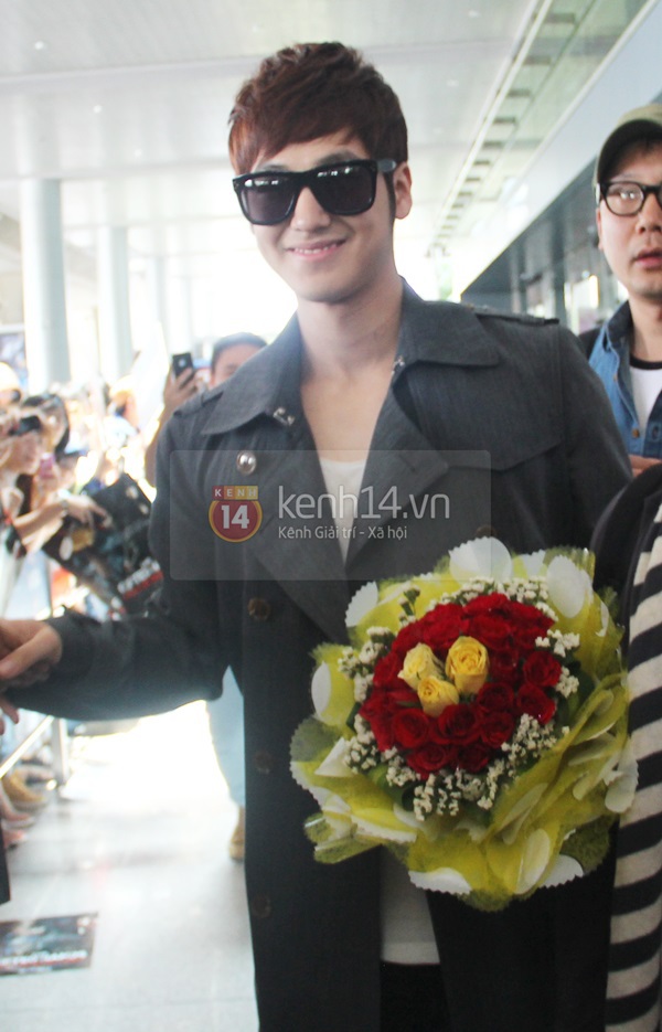 Kim Bum tươi như hoa bắt tay fan Việt khi đến Sài Gòn 12