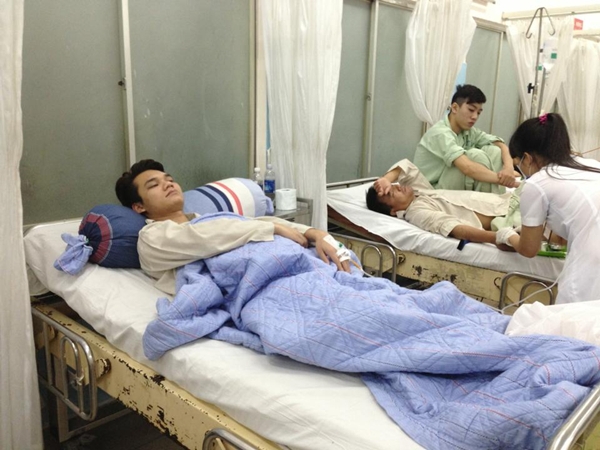 Khắc Việt nhập viện khẩn cấp vì đau bụng dữ dội 3
