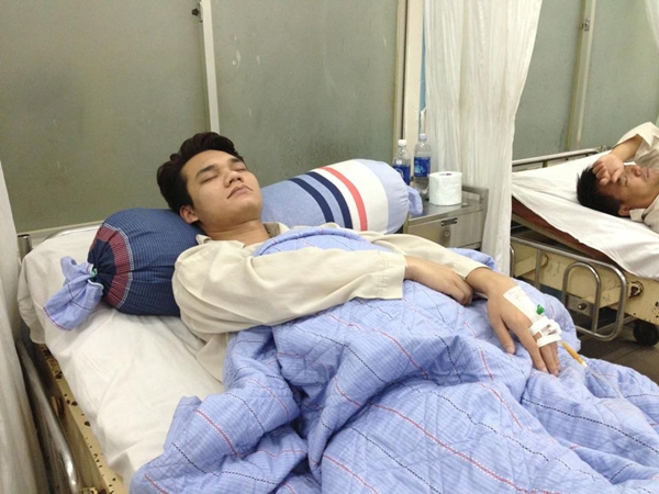 Khắc Việt nhập viện khẩn cấp vì đau bụng dữ dội 4