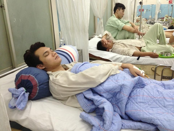 Khắc Việt nhập viện khẩn cấp vì đau bụng dữ dội 5