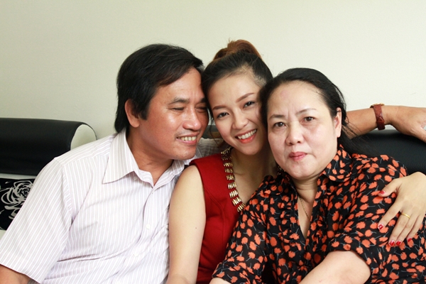 Đinh Hương, Sơn Ngọc Minh (V.Music) mời cha v&agrave;o Tp.HCM quay MV 5