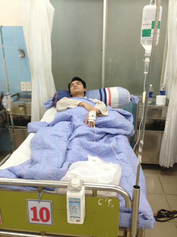 Khắc Việt nhập viện khẩn cấp vì đau bụng dữ dội 6