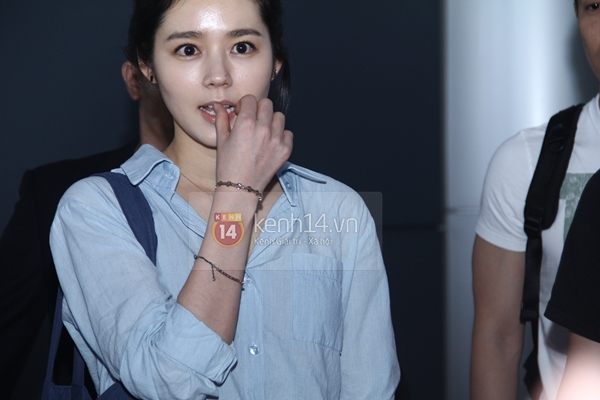 "Mỹ nh&acirc;n kh&ocirc;ng tuổi" Han Ga In xuất hiện giản dị tại T&acirc;n Sơn Nhất 8