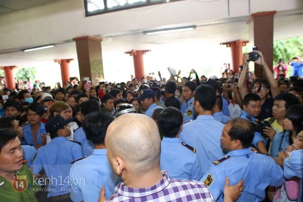Người d&acirc;n chen lấn lộn xộn trong lễ hỏa t&aacute;ng Wanbi Tuấn Anh 4