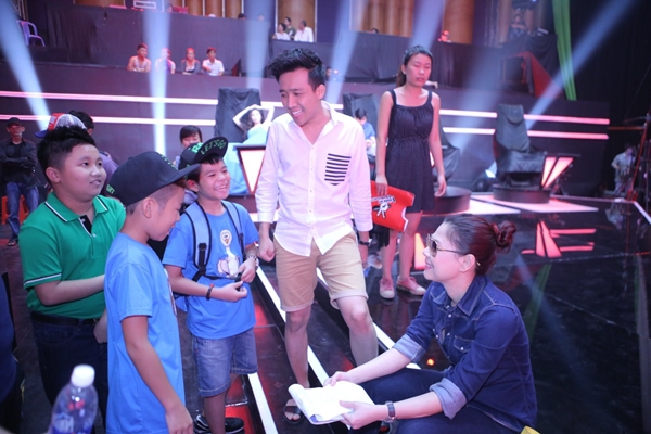 Thí sinh "The Voice Kids" quây quanh Thanh Thảo, Trấn Thành 3