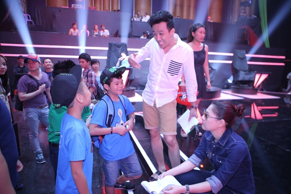 Thí sinh "The Voice Kids" quây quanh Thanh Thảo, Trấn Thành 4