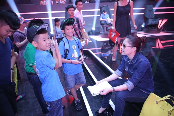 Thí sinh "The Voice Kids" quây quanh Thanh Thảo, Trấn Thành 5