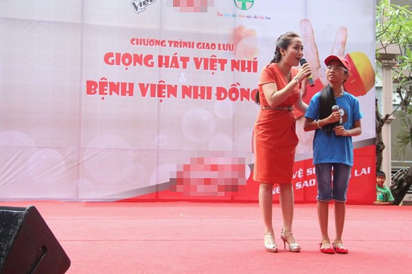 Thí sinh "The Voice Kids" giản dị hát tặng các bệnh nhi 12