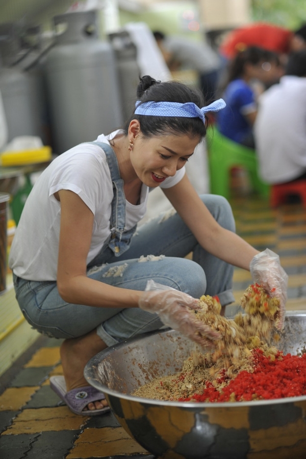 Trang Trần làm bánh Trung thu tặng trẻ em nghèo 6