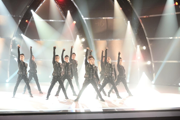 Sao Việt phấn khích với đêm ra mắt ấn tượng của Top 20 SYTYCD 18