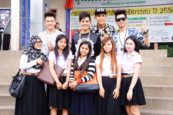 Sinh vi&ecirc;n Th&aacute;i ph&aacute;t "sốt" v&igrave; V.Music 2