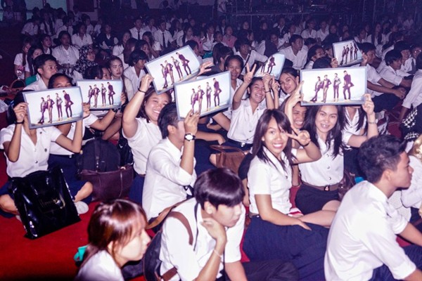 Sinh vi&ecirc;n Th&aacute;i ph&aacute;t "sốt" v&igrave; V.Music 9