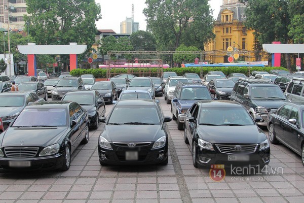 Cận cảnh loạt xe sang chen chúc đến dự lễ cưới của Ngọc Thạch 1 Cận cảnh loạt xe sang chen chúc đến dự lễ cưới của Ngọc Thạch 1
