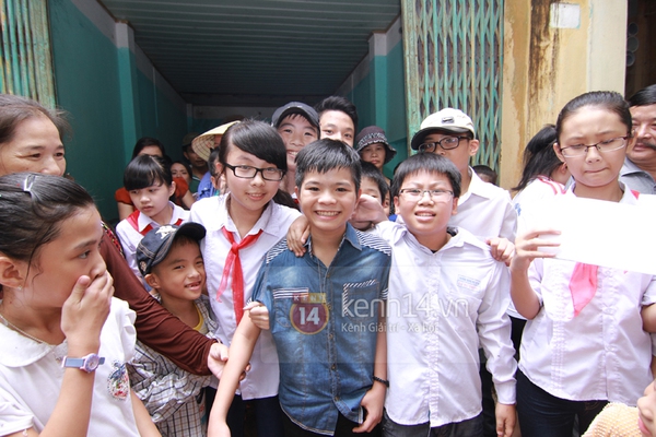 Quang Anh trở về quê nhà trong sự chào đón nồng nhiệt của người dân 17