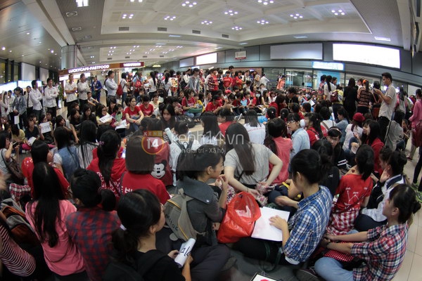 Độc quyền: Hình ảnh hiếm hoi của JYJ ở sân bay Nội Bài 29