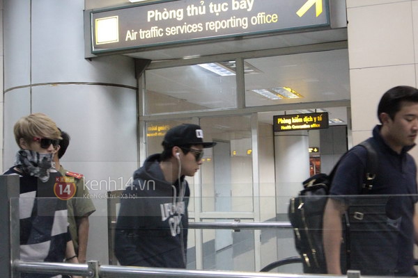 Độc quyền: Hình ảnh hiếm hoi của JYJ ở sân bay Nội Bài 4