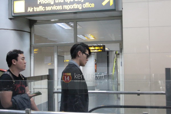 Độc quyền: Hình ảnh hiếm hoi của JYJ ở sân bay Nội Bài 5