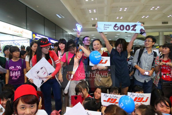 Độc quyền: Hình ảnh hiếm hoi của JYJ ở sân bay Nội Bài 31