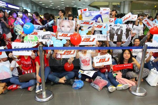 Độc quyền: Hình ảnh hiếm hoi của JYJ ở sân bay Nội Bài 33