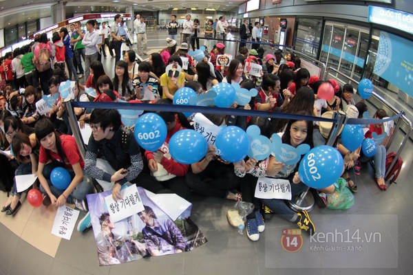 Độc quyền: Hình ảnh hiếm hoi của JYJ ở sân bay Nội Bài 36