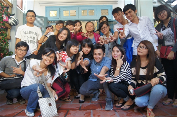 Ng&ocirc; Kiến Huy mang b&aacute;nh p&iacute;a ra đ&atilde;i fan H&agrave; Nội 15