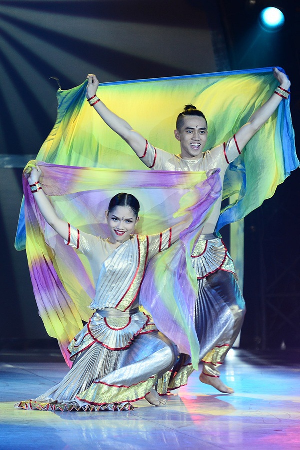 SYTYCD: Mỹ An - Đ&igrave;nh Lộc tỏa s&aacute;ng qua b&agrave;n tay nh&agrave; bi&ecirc;n đạo của Lady Gaga 7