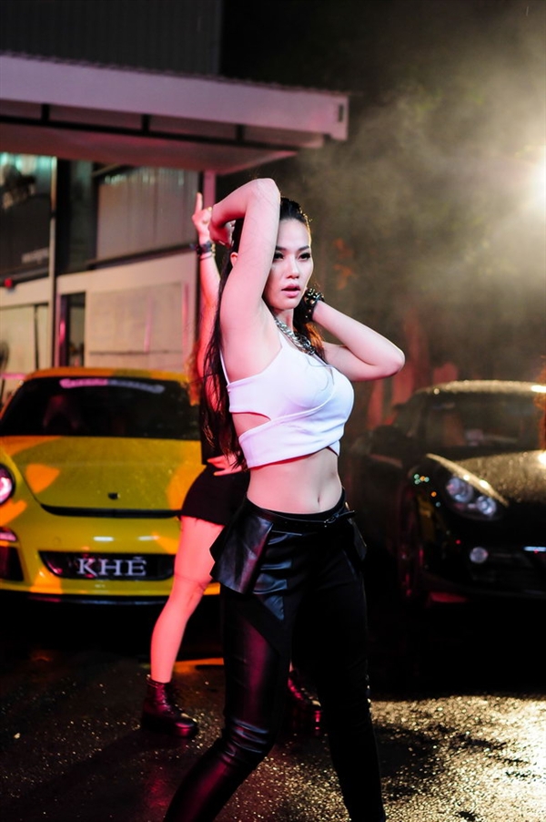 Thu Thủy bốc lửa bên dàn xế "khủng" trong MV mới 4