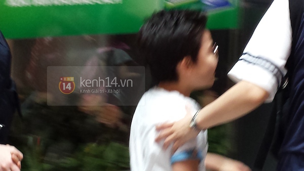 Ki Kwang (BEAST) hoảng hốt vì bị fan giật mũ ở sân bay Tân Sơn Nhất 17