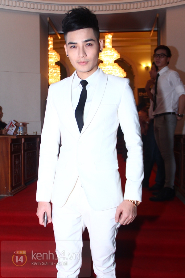 Lâm Chi Khanh, Hương Giang Idol xuất hiện "trắng bệch" trên thảm đỏ 16
