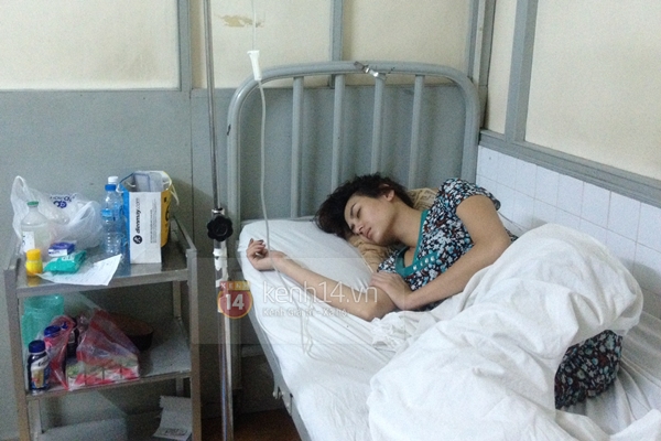 H&igrave;nh ảnh Ho&agrave;ng Yến tiều tụy tr&ecirc;n giường bệnh sau tai nạn 5