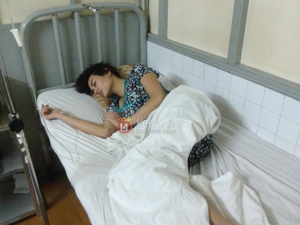 H&igrave;nh ảnh Ho&agrave;ng Yến tiều tụy tr&ecirc;n giường bệnh sau tai nạn 6