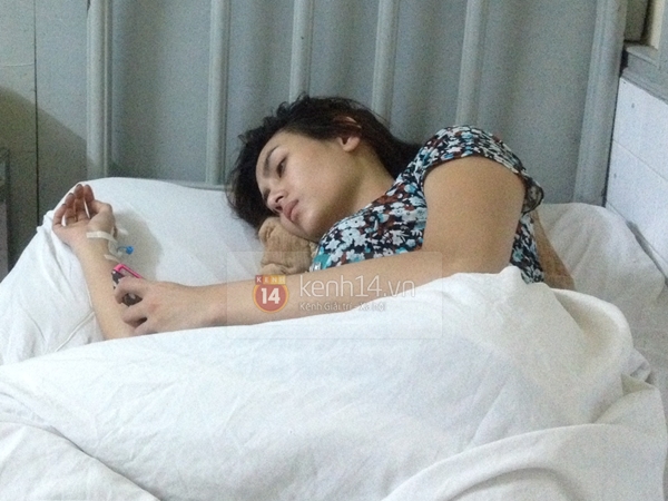 H&igrave;nh ảnh Ho&agrave;ng Yến tiều tụy tr&ecirc;n giường bệnh sau tai nạn 3