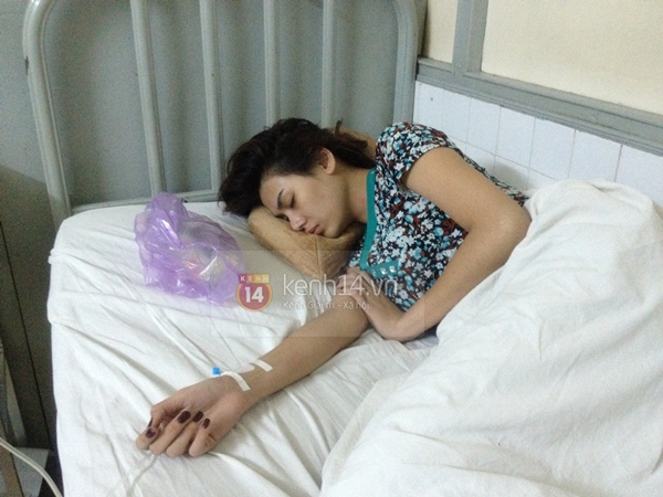 H&igrave;nh ảnh Ho&agrave;ng Yến tiều tụy tr&ecirc;n giường bệnh sau tai nạn 7
