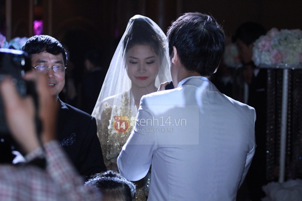 Đăng Khôi quỳ gối, ôm hôn Thủy Anh đắm đuối trong lễ cưới 1