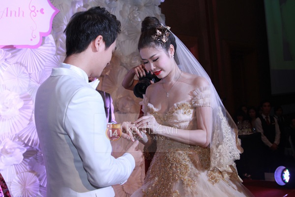 Đăng Khôi quỳ gối, ôm hôn Thủy Anh đắm đuối trong lễ cưới 50