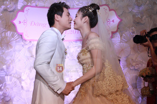 Đăng Khôi quỳ gối, ôm hôn Thủy Anh đắm đuối trong lễ cưới 52