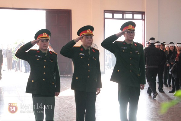 X&uacute;c động lễ viếng nghệ sĩ Tuấn Dương 38